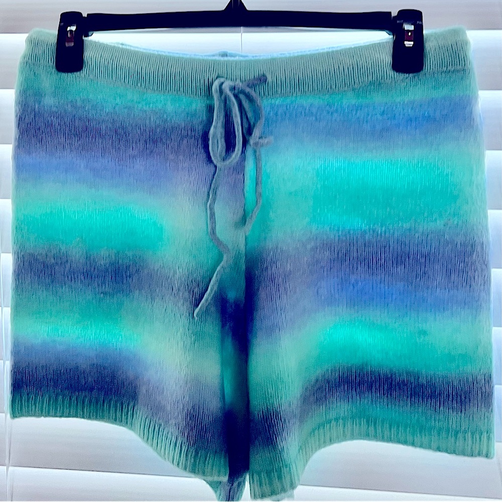 BNWT Lilly pultzer knitted shorts XL light blue faded into an Easter green